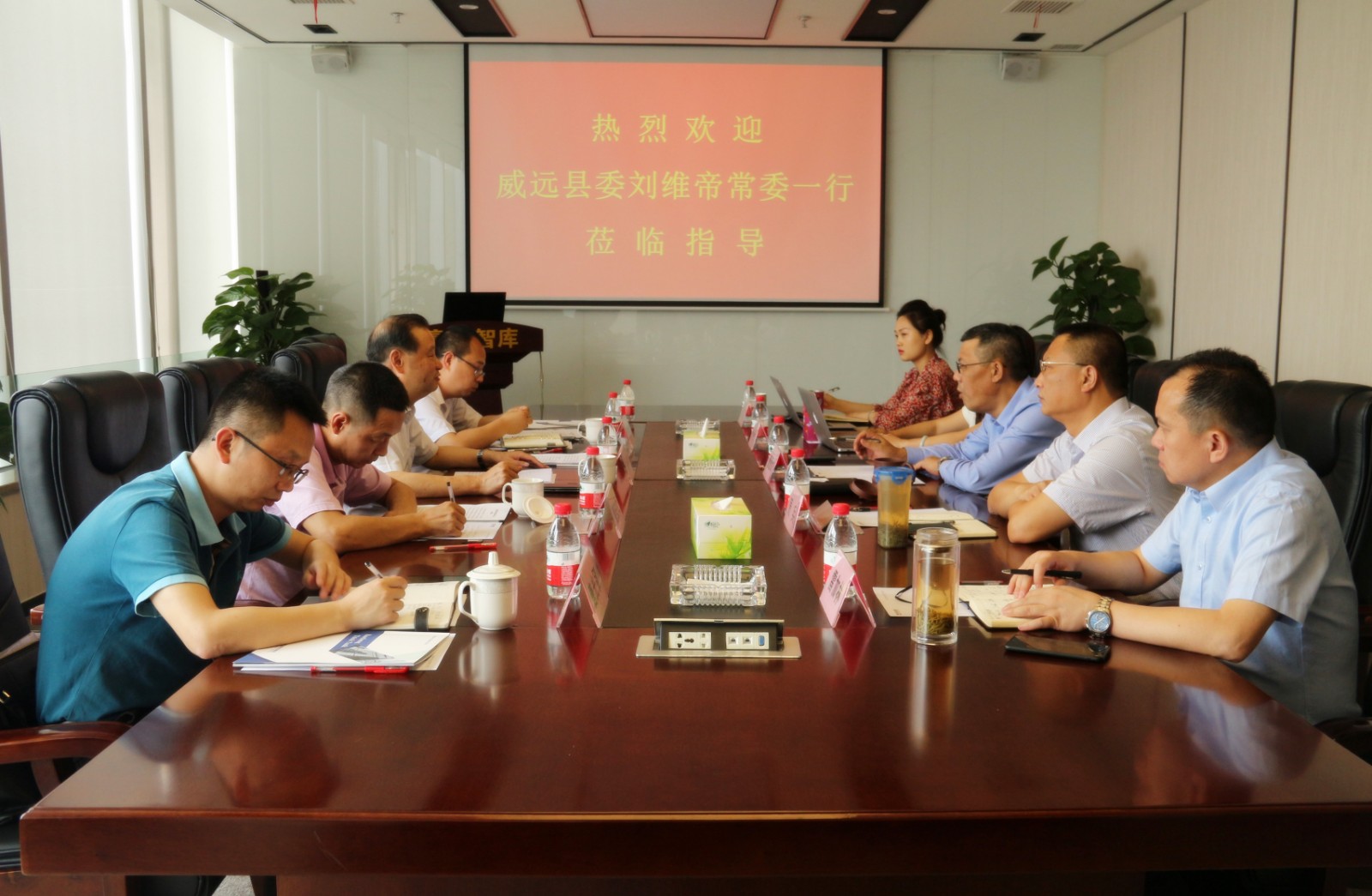 豪誠(chéng)動(dòng)態(tài)丨威遠(yuǎn)縣委常委、開(kāi)發(fā)區(qū)管委會(huì)主任劉維帝以及縣法院、經(jīng)信局領(lǐng)導(dǎo)一行蒞臨豪誠(chéng)集團(tuán)指導(dǎo)、調(diào)研